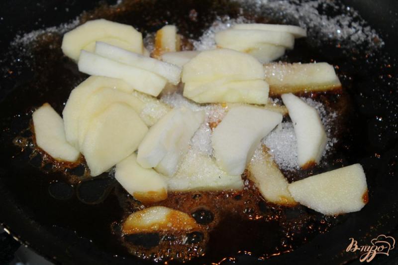 Фото приготовление рецепта: Блинные мешочки с яблоками и кедровыми орешками шаг №6