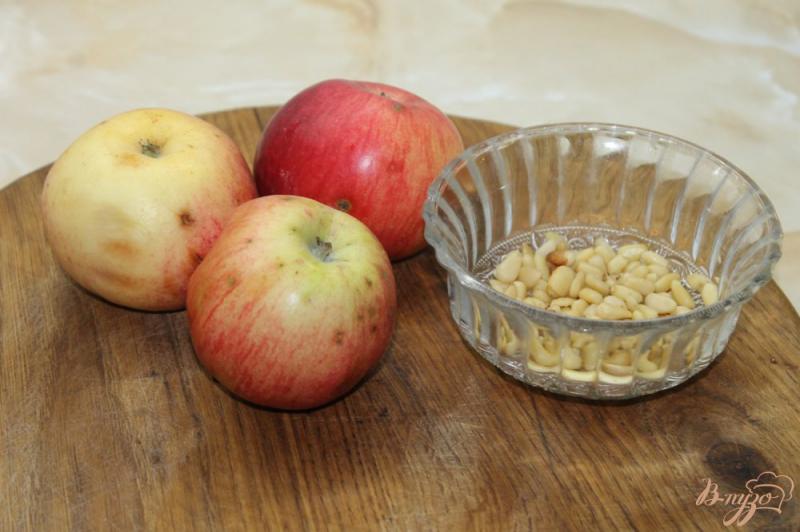 Фото приготовление рецепта: Блинные мешочки с яблоками и кедровыми орешками шаг №5