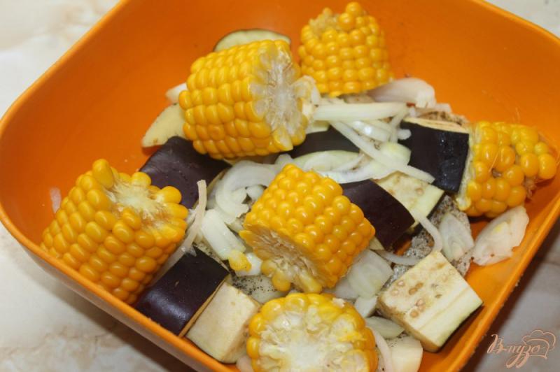 Фото приготовление рецепта: Картофель запеченный с кукурузой и овощами шаг №5