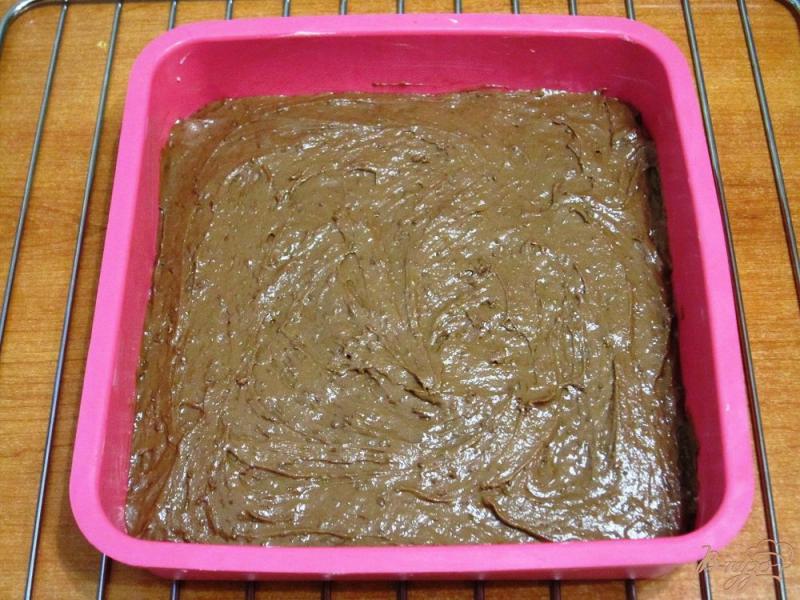 Фото приготовление рецепта: Пирог с шоколадом и печеными яблоками шаг №9