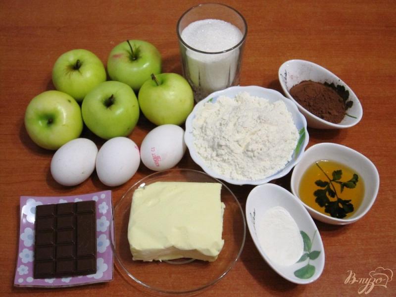 Фото приготовление рецепта: Пирог с шоколадом и печеными яблоками шаг №1