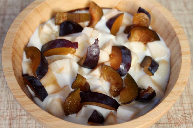 Фото приготовление рецепта: Домашний йогурт с фруктами и абрикосовым сиропом шаг №3