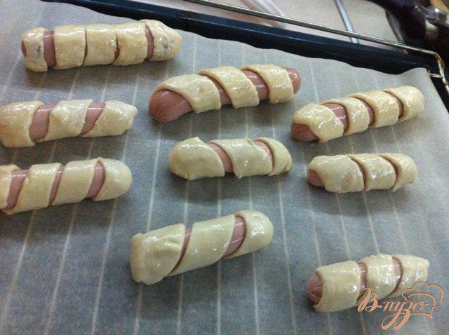 Фото приготовление рецепта: Сосиски в слоеном тесте шаг №4