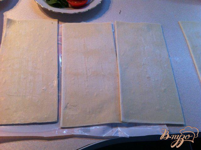Фото приготовление рецепта: Сырные треугольнички из слоеного теста шаг №2