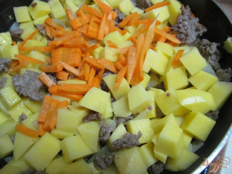 Фото приготовление рецепта: Тушеная картошка с фаршем шаг №3