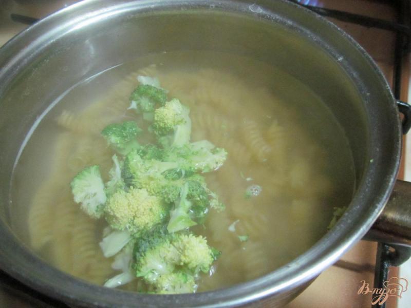 Фото приготовление рецепта: Макароны с брокколи за 15 минут шаг №2