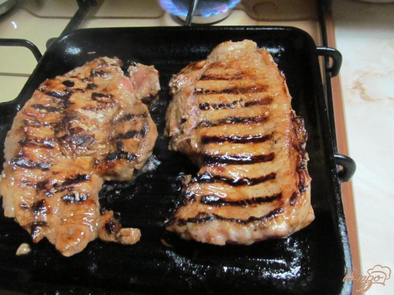 Фото приготовление рецепта: Свиной стейк в соусе терияки шаг №3