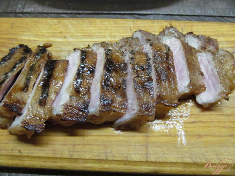 Фото приготовление рецепта: Свиной стейк в соусе терияки шаг №7