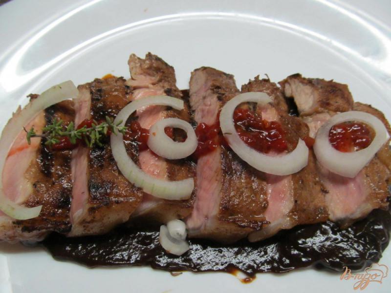 Фото приготовление рецепта: Свиной стейк в соусе терияки шаг №8