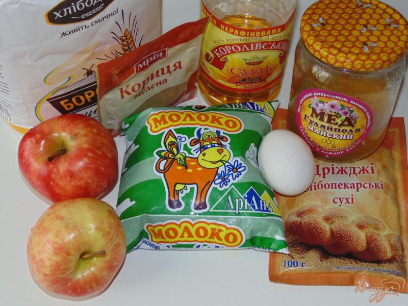Фото приготовление рецепта: Дрожжевые яблочные оладьи с корицей и медом шаг №1