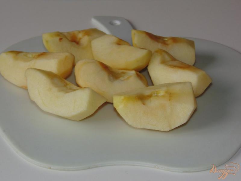 Фото приготовление рецепта: Дрожжевые яблочные оладьи с корицей и медом шаг №4