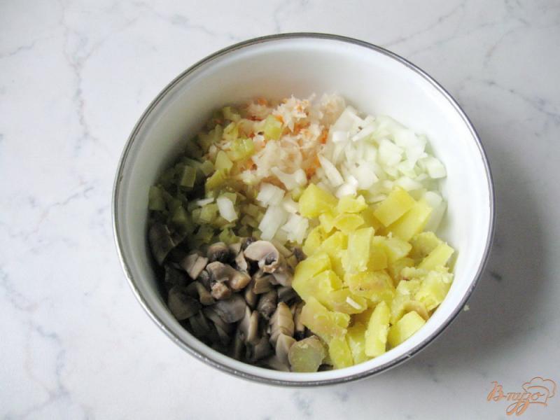 Фото приготовление рецепта: Салат из квашеной капусты, маринованных огурцов и картофеля шаг №7