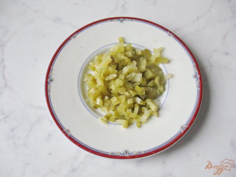 Фото приготовление рецепта: Салат из квашеной капусты, маринованных огурцов и картофеля шаг №4
