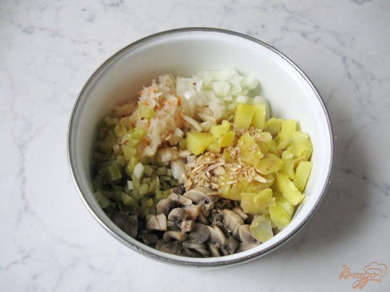 Фото приготовление рецепта: Салат из квашеной капусты, маринованных огурцов и картофеля шаг №11