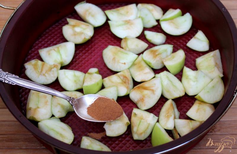 Фото приготовление рецепта: Творожная запеканка на взбитых белках с яблоком и абрикосом шаг №7