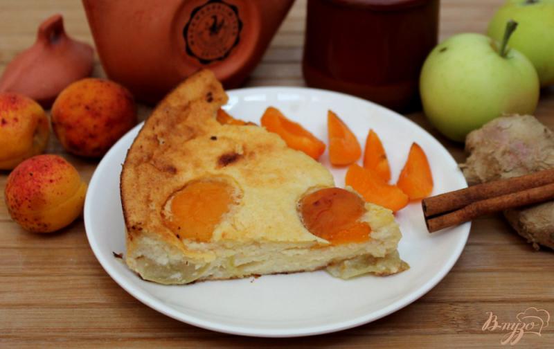 Фото приготовление рецепта: Творожная запеканка на взбитых белках с яблоком и абрикосом шаг №11