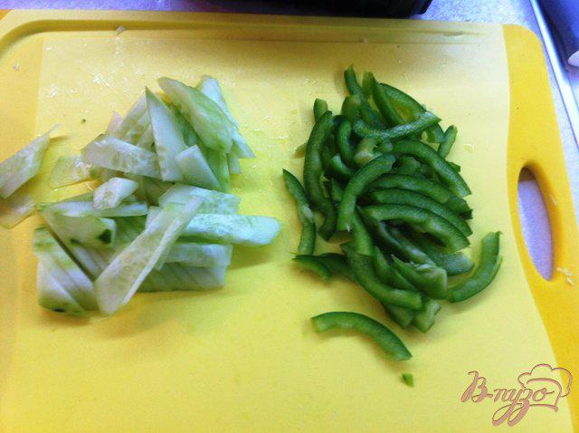 Фото приготовление рецепта: Салат из капусты со свежими овощами шаг №4