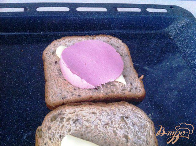 Фото приготовление рецепта: Сэндвич с яичницей из духовки шаг №2