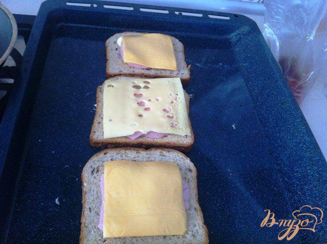 Фото приготовление рецепта: Сэндвич с яичницей из духовки шаг №3