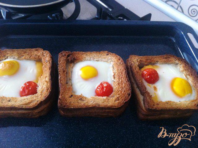 Фото приготовление рецепта: Сэндвич с яичницей из духовки шаг №6