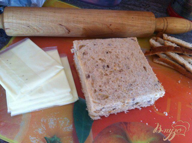 Фото приготовление рецепта: Горячие сырные трубочки на завтрак шаг №1