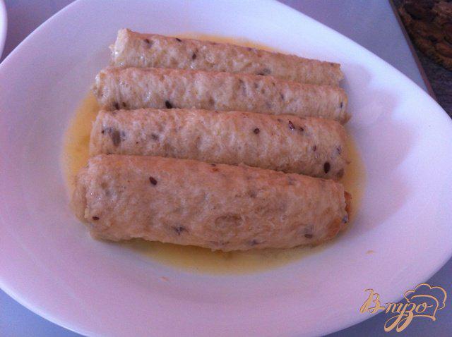 Фото приготовление рецепта: Горячие сырные трубочки на завтрак шаг №5