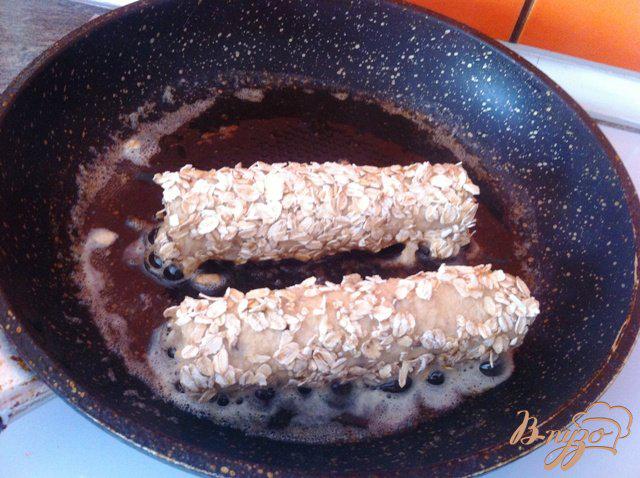 Фото приготовление рецепта: Горячие сырные трубочки на завтрак шаг №7