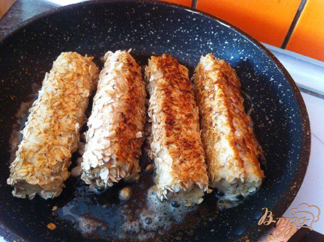 Фото приготовление рецепта: Горячие сырные трубочки на завтрак шаг №8