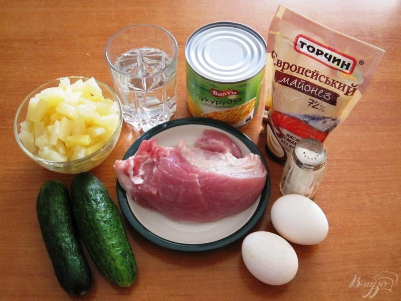Фото приготовление рецепта: Салат с мясом и ананасами шаг №1