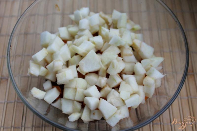 Фото приготовление рецепта: Салат с говяжьей печенью, яблоком и яйцом шаг №4