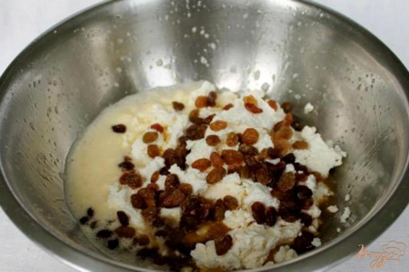 Фото приготовление рецепта: Творожные кексы с изюмом, политые клубничным смузи шаг №3