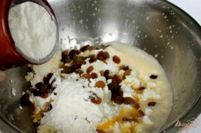 Фото приготовление рецепта: Творожные кексы с изюмом, политые клубничным смузи шаг №4