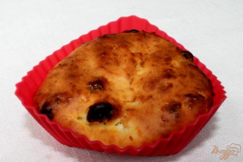 Фото приготовление рецепта: Творожные кексы с изюмом, политые клубничным смузи шаг №7