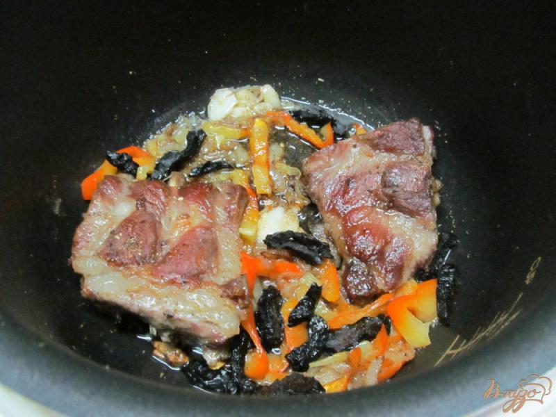 Фото приготовление рецепта: Свиные ребра с черносливом шаг №5