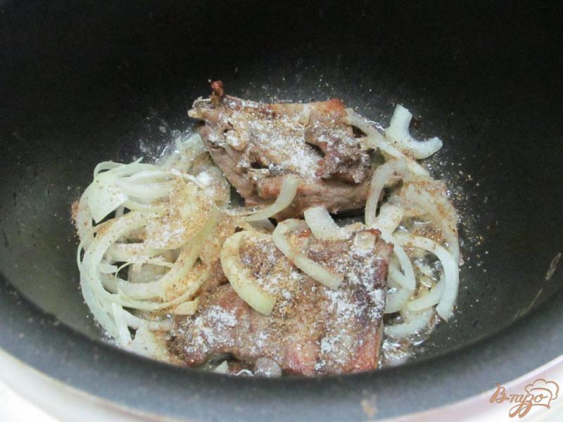 Фото приготовление рецепта: Свиные ребра с черносливом шаг №3
