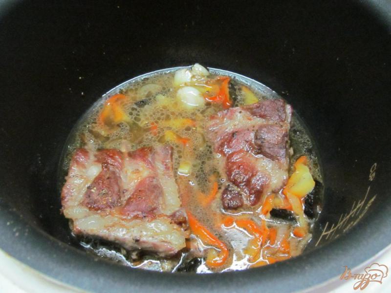 Фото приготовление рецепта: Свиные ребра с черносливом шаг №6