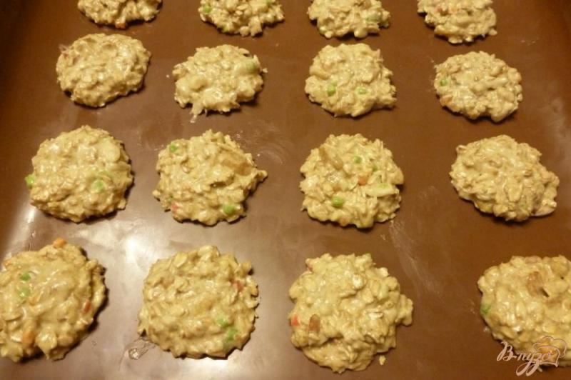 Фото приготовление рецепта: Овсяное печенье с орехами,изюмом и цукатами шаг №5