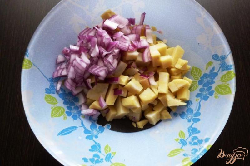 Фото приготовление рецепта: Салат с солеными груздями и капустой шаг №1