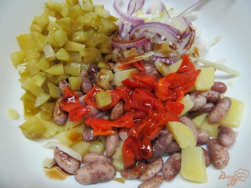 Фото приготовление рецепта: Салат из фасоли с соленым огурцом и запеченными овощами шаг №3