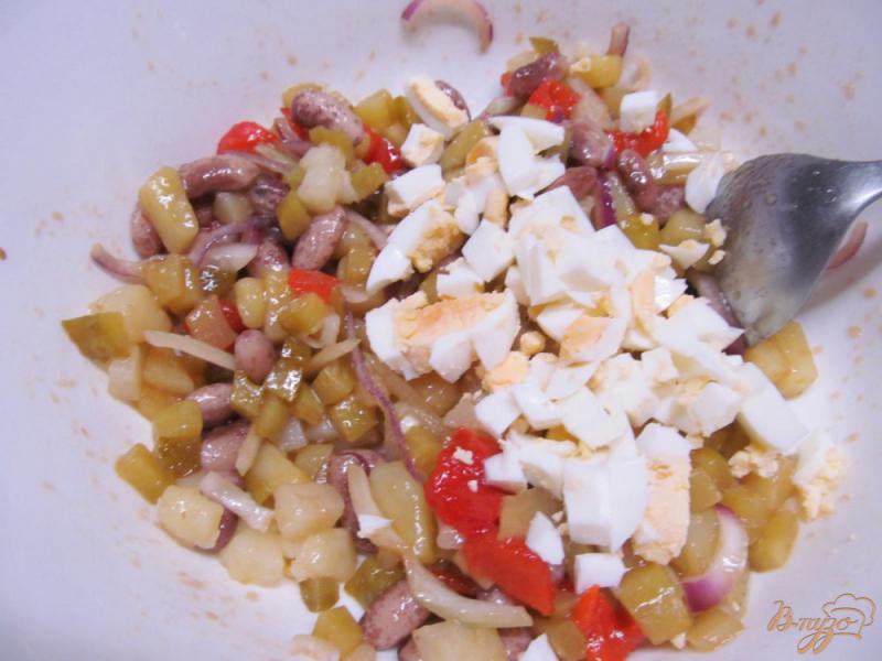Фото приготовление рецепта: Салат из фасоли с соленым огурцом и запеченными овощами шаг №5