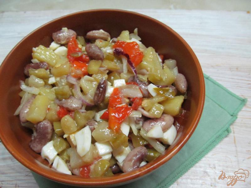 Фото приготовление рецепта: Салат из фасоли с соленым огурцом и запеченными овощами шаг №6