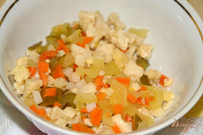 Фото приготовление рецепта: Салат с булгуром и маринованными овощами шаг №4