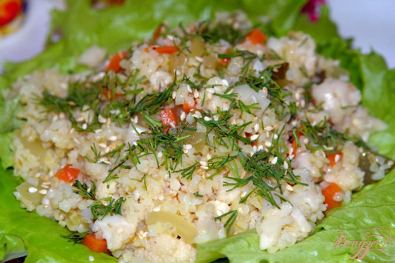Фото приготовление рецепта: Салат с булгуром и маринованными овощами шаг №6