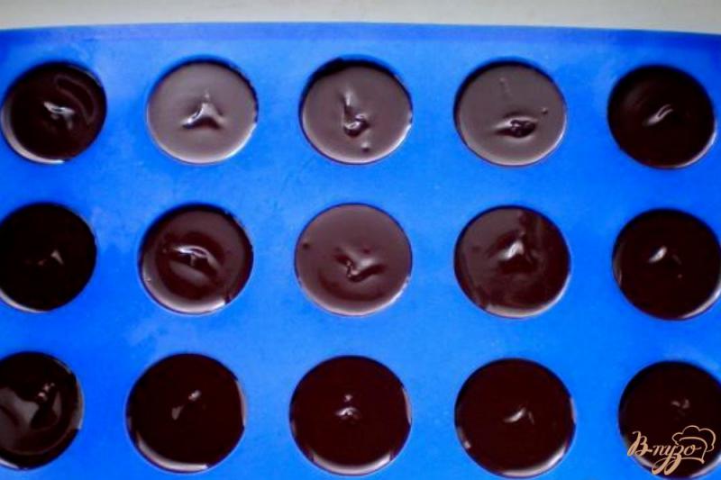 Фото приготовление рецепта: Домашние шоколадные конфеты с пряностями шаг №5