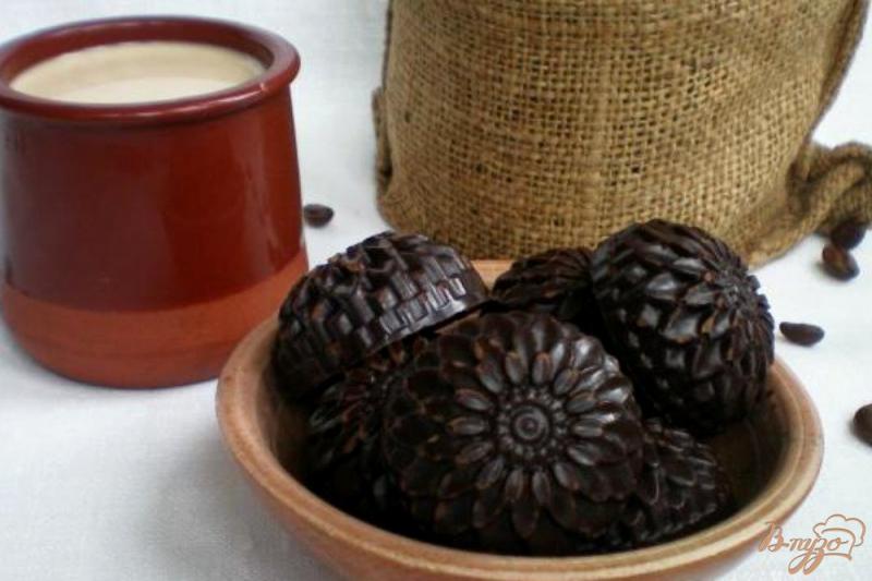 Фото приготовление рецепта: Домашние шоколадные конфеты с пряностями шаг №7