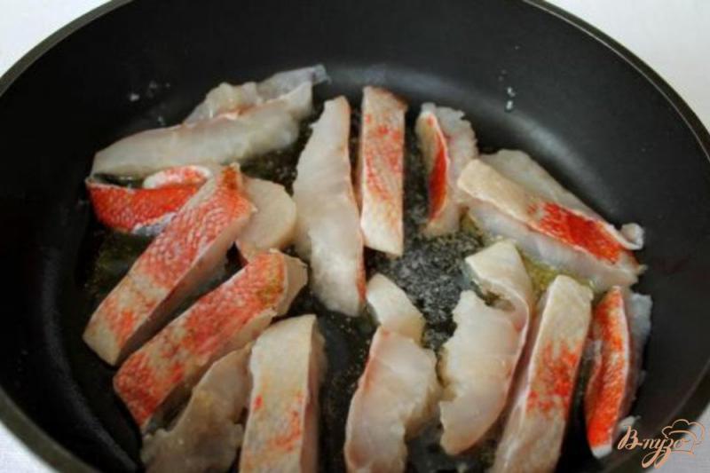Фото приготовление рецепта: Морской окунь с фунчезой и шпинатом. шаг №3