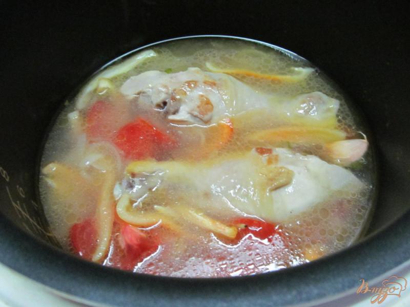 Фото приготовление рецепта: Куриные ножки с перцем и яйцом в мультиварке шаг №4