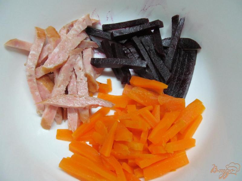 Фото приготовление рецепта: Салат из свеклы моркови с ветчиной шаг №1
