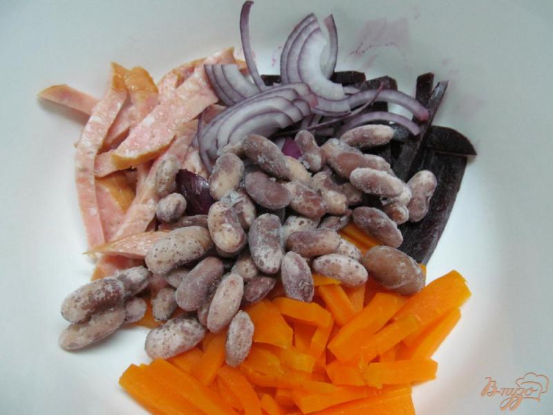 Фото приготовление рецепта: Салат из свеклы моркови с ветчиной шаг №2
