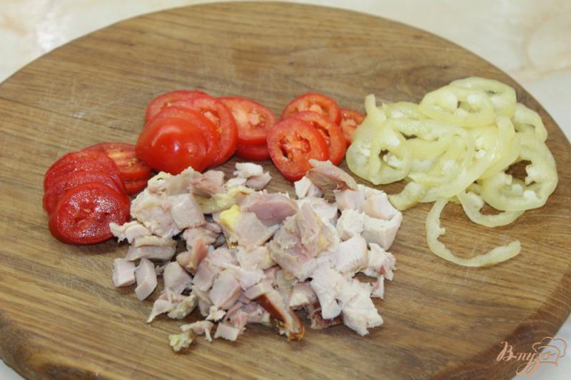 Фото приготовление рецепта: Пицца - рулет с копченой курицей и помидорами шаг №2